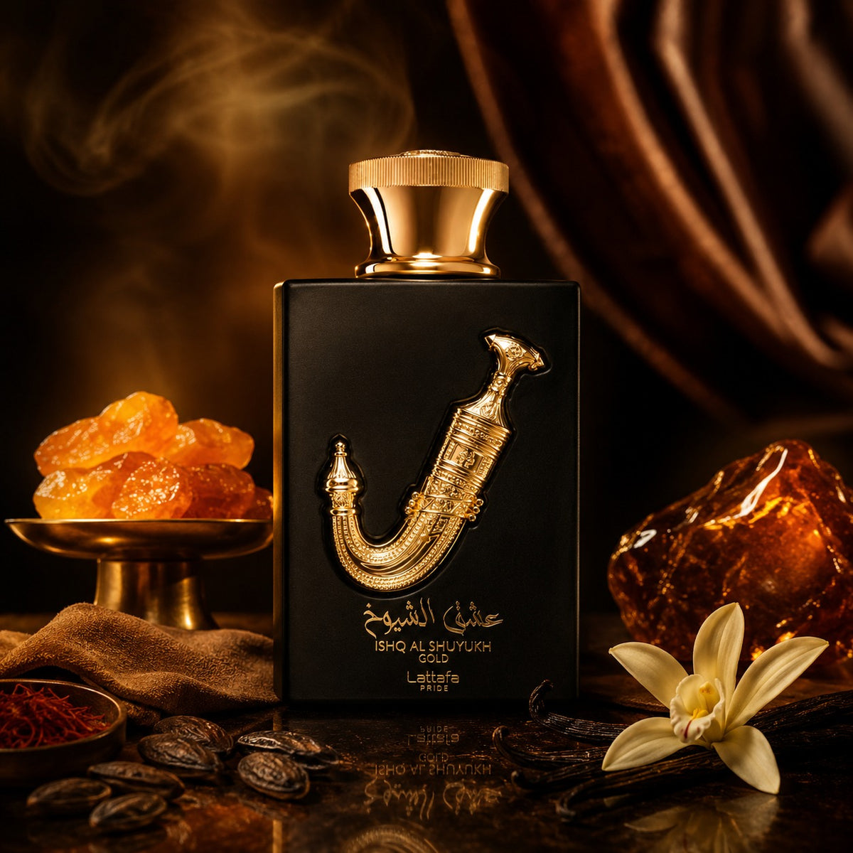 ARVOLA_SHOWCASE — Ishq Al Shuyukh Gold Lattafa Pride, photo artistique (caramel, safran, daim, cuir, feve tonka, vanille, ambre, musc)