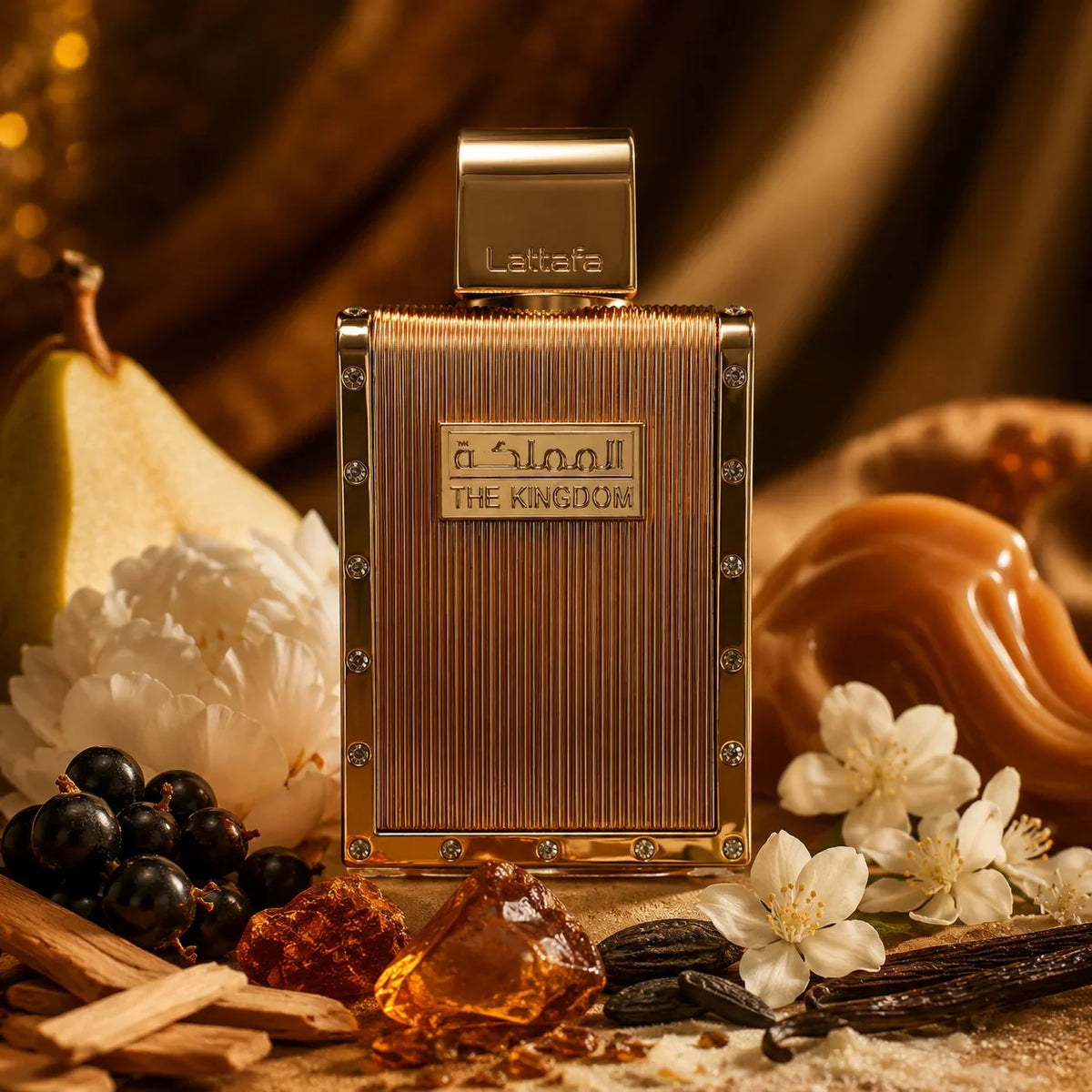 ARVOLA_SHOWCASE — The Kingdom Men Lattafa, photo artistique (ambre, musc, bois de santal, vanille, cassis, poire, pivoine, feve tonka, jasmin, praline)