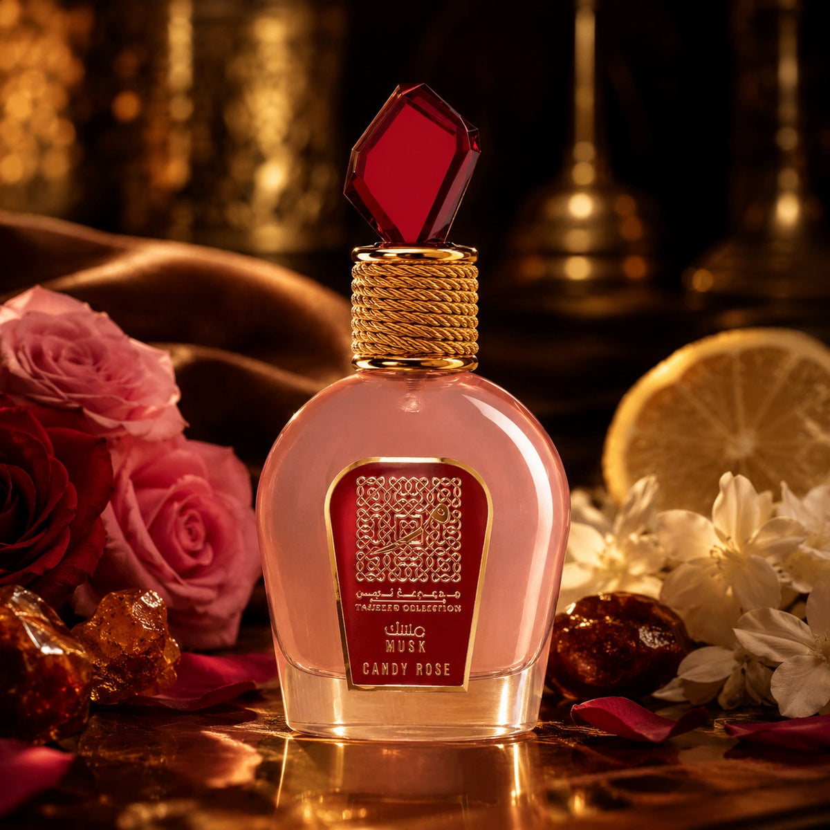 ARVOLA_SHOWCASE — Musk Candy Rose Lattafa, photo artistique (rose, agrumes, musc blanc, notes fleuries, musc, ambre)