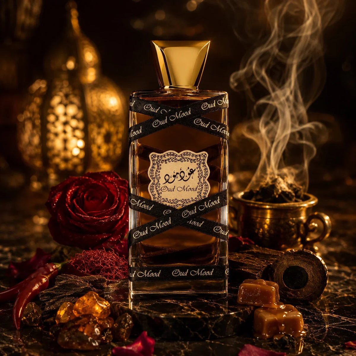 ARVOLA_SHOWCASE — Oud Mood Lattafa, photo artistique (safran, piment, rose, patchouli, caramel, oud, musc, encens, ambre, resines, notes boisees)