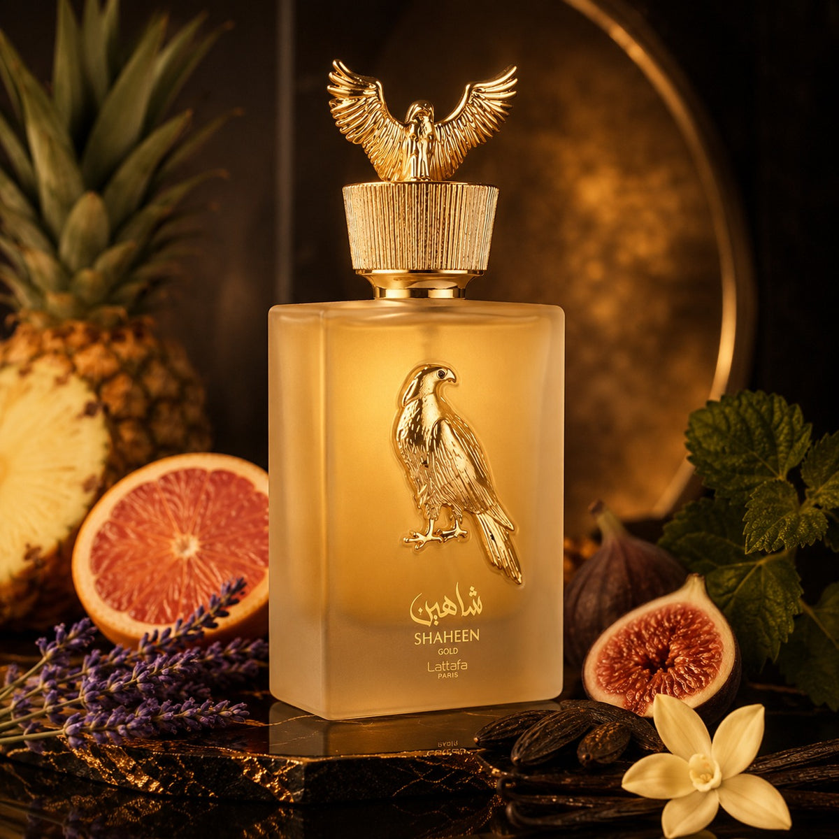 ARVOLA_SHOWCASE — Shaheen Gold Lattafa, photo artistique (ananas, pamplemousse, lavande, figue, feves de tonka, vanille, patchouli)