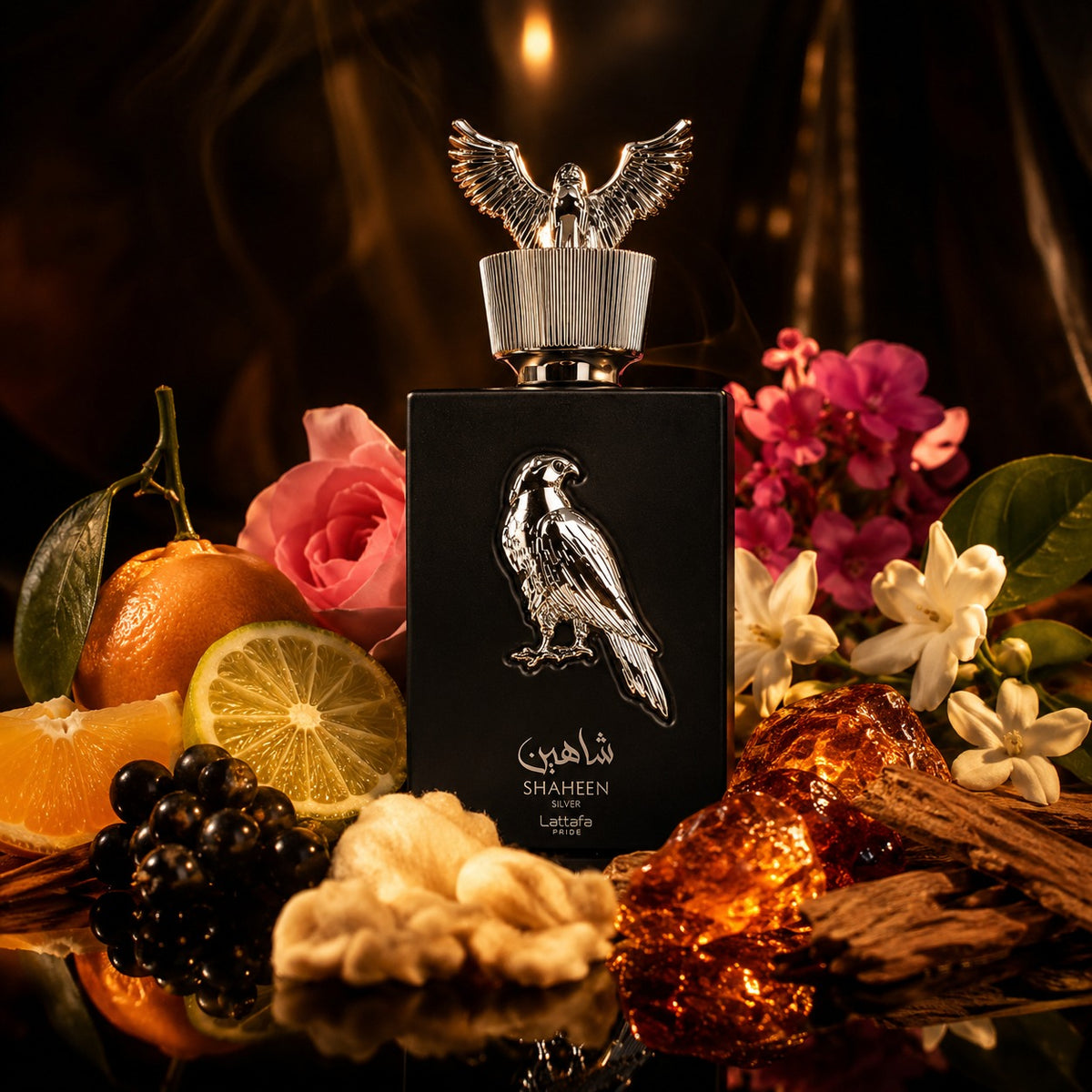 ARVOLA_SHOWCASE — Shaheen Silver Lattafa, photo artistique (cassis, mandarine, bergamote, geranium, rose, jasmin, musc, ambre, santal)