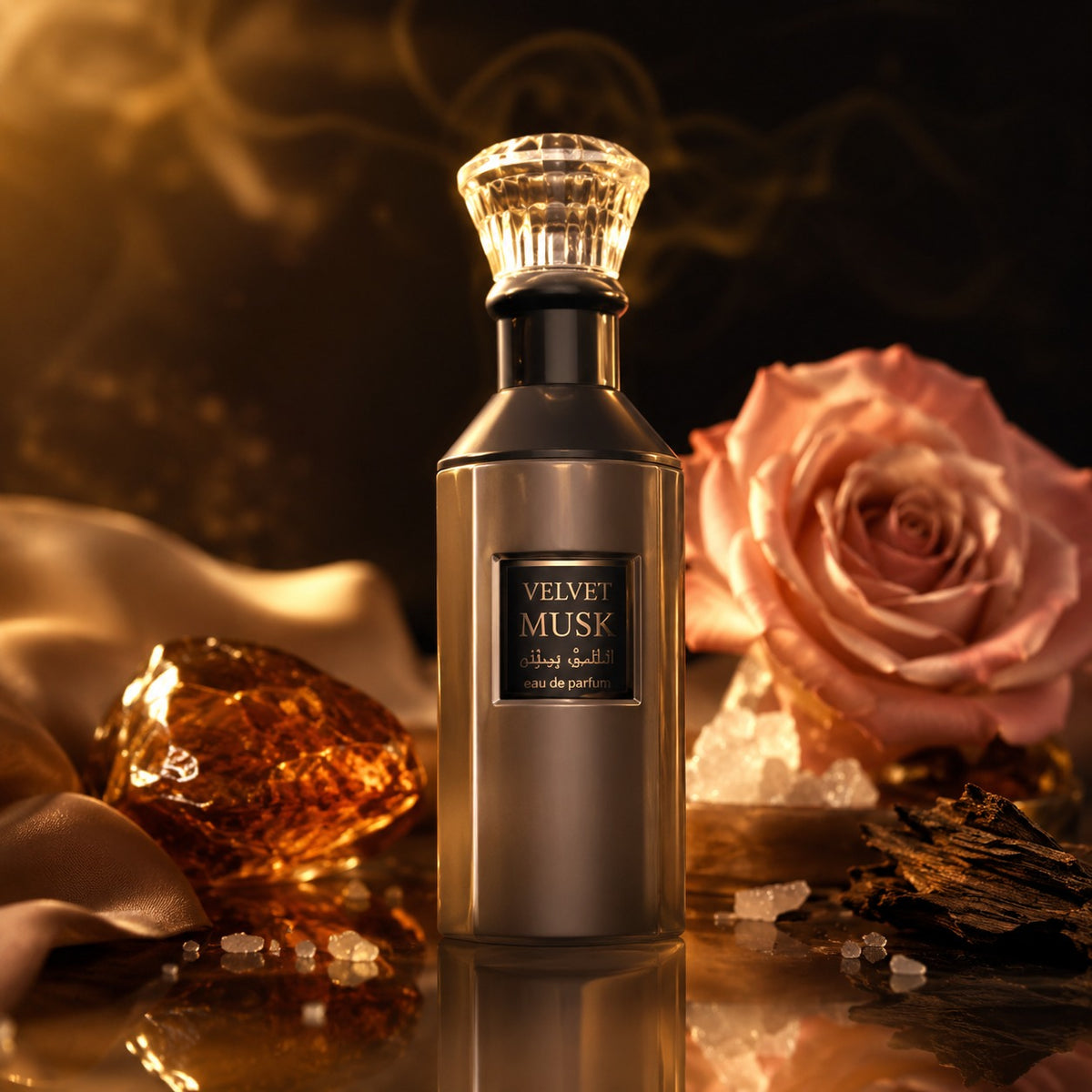 ARVOLA_SHOWCASE — Velvet Musk Lattafa, photo artistique (ambre, musc, rose, sucre, notes boisees)