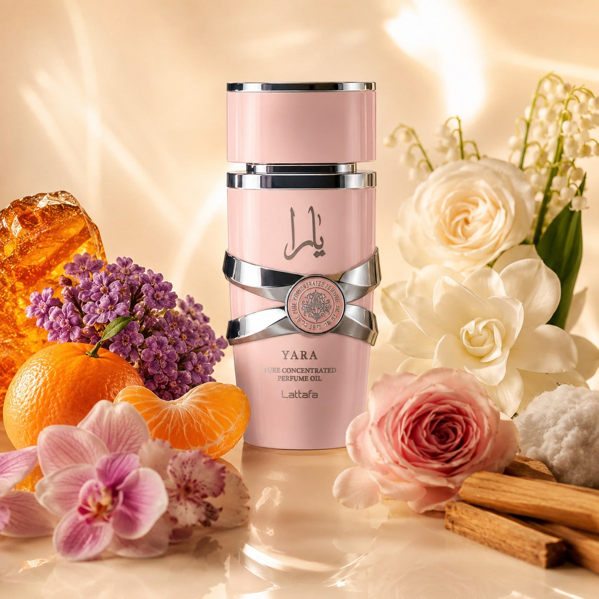 ARVOLA_SHOWCASE — Yara Lattafa, photo artistique fond clair (héliotrope, mandarine, orchidée, gardénia, muguet, rose, musc, ambre, bois de santal)