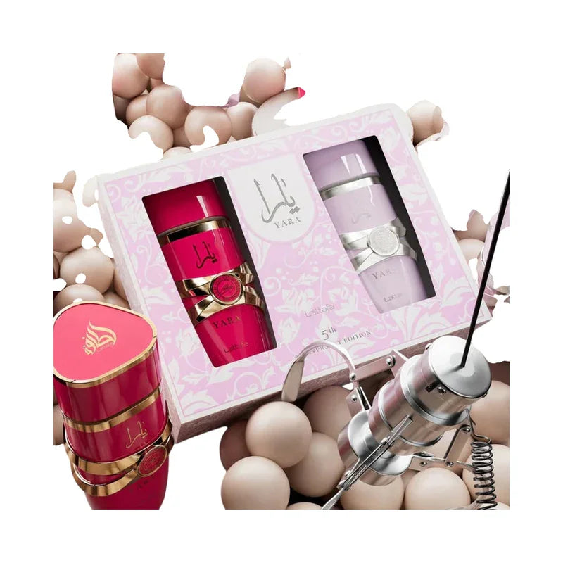 Coffret cadeau parfum Yara de Lattafa avec flacon rose et violet sur fond de perles