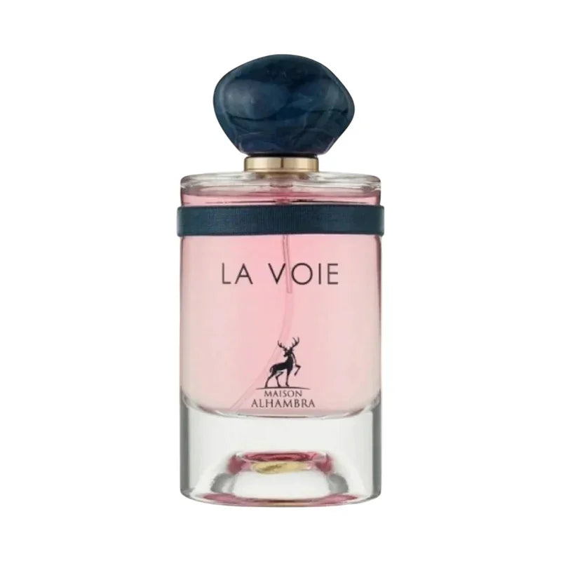 Parfum La Voie de Maison Alhambra pour femme dans un flacon en verre rose.
