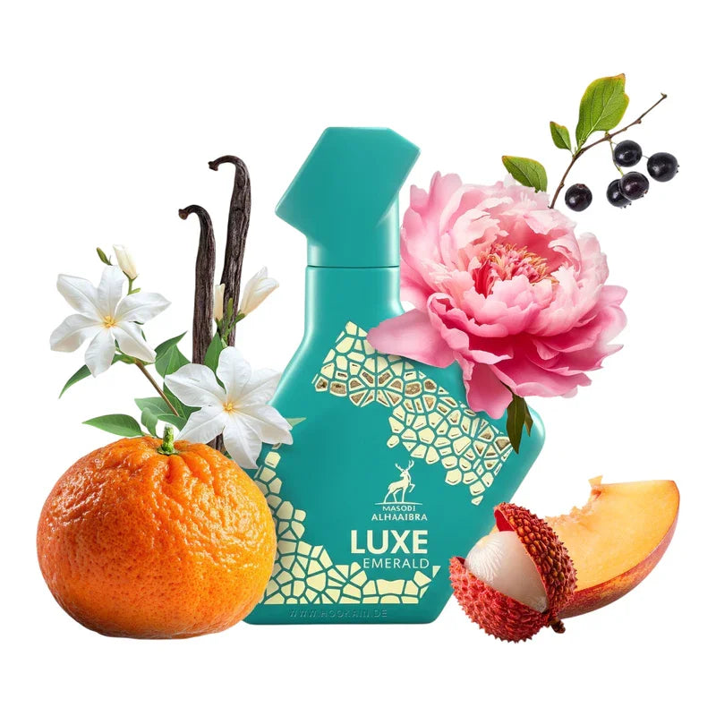 Bouteille de parfum Luxe Emerald entourée d'orange, vanille, fleurs et fruits exotiques