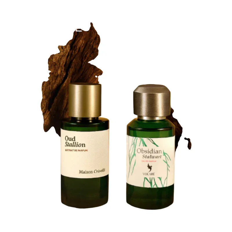 Deux flacons de parfum de luxe en verre vert, Oud Stallion et Obsidian Stalwart, sur fond blanc.