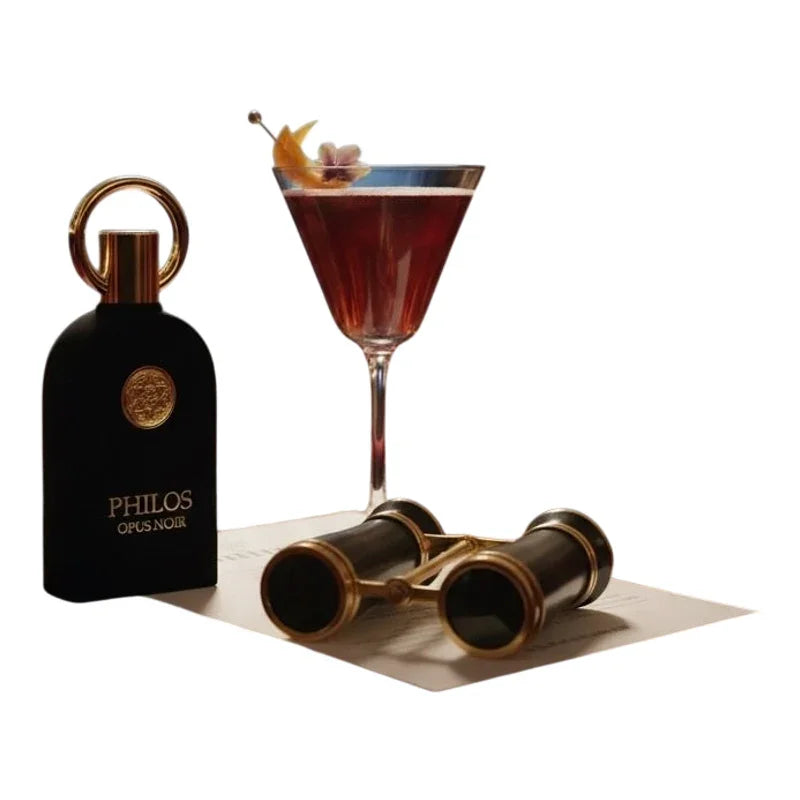 Parfum Philos Opus Noir, cocktail élégant et jumelles vintage sur fond blanc.