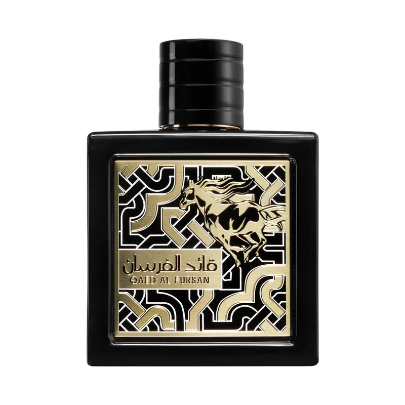 Parfum Qaed Al Fursan avec étiquette dorée et motif cheval, flacon noir élégant