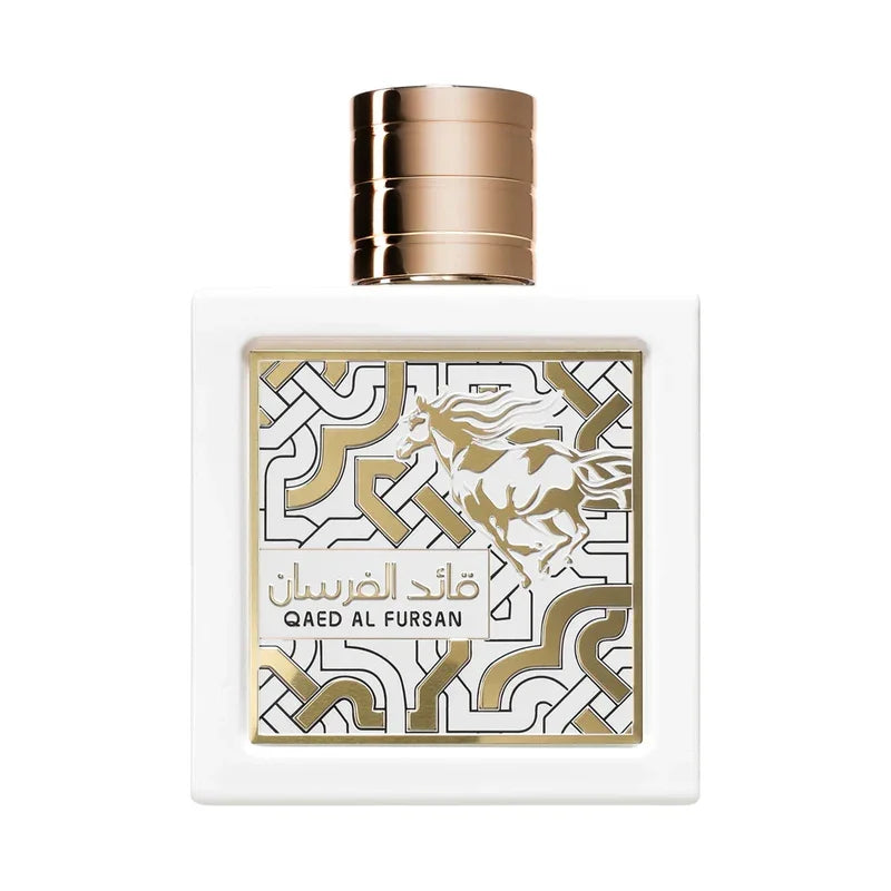 Parfum Qaed Al Fursan avec flacon blanc et motif doré de cheval, design élégant et luxe