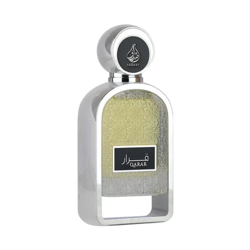 Flacon de parfum Qarar avec étiquette arabe et design élégant en verre texturé
