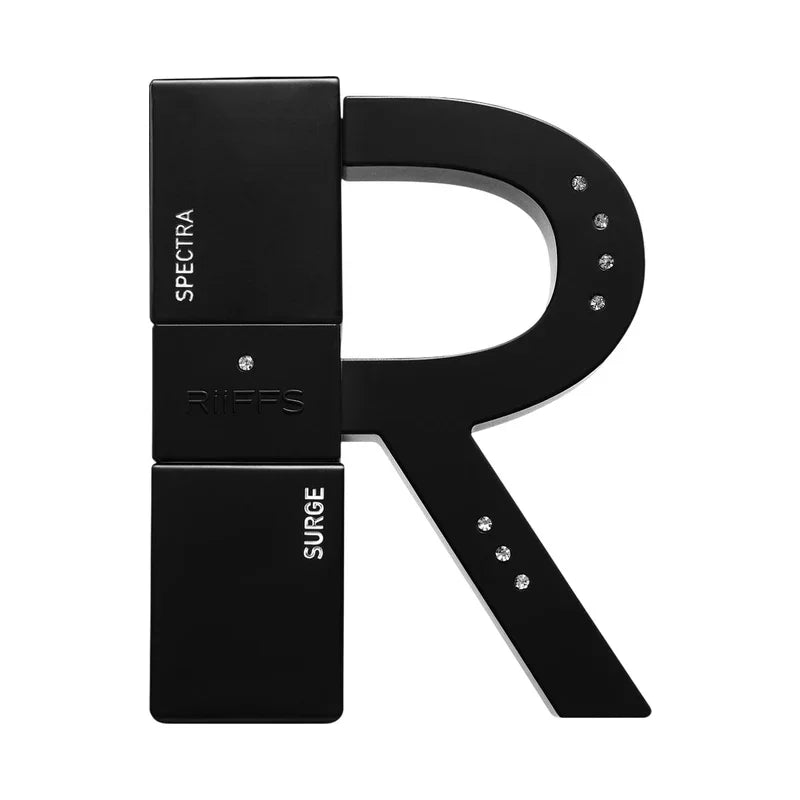 Lettre R noire décorée de petits cristaux avec inscriptions Spectra, RiiFFS et Surge