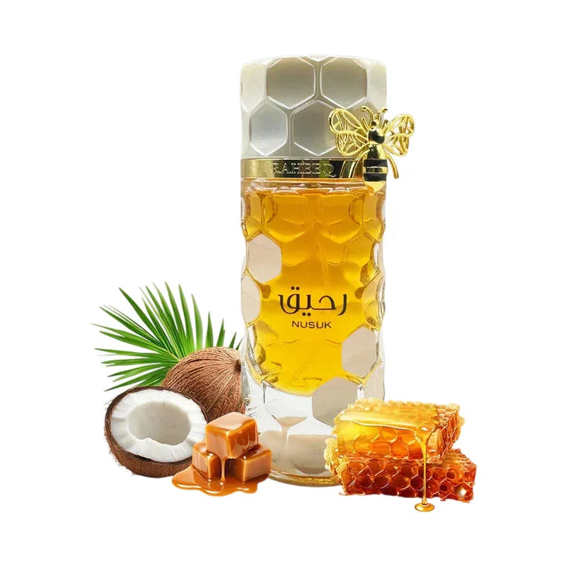 Parfum Nusuk dans un flacon en forme de nid d'abeille avec noix de coco et miel doré.