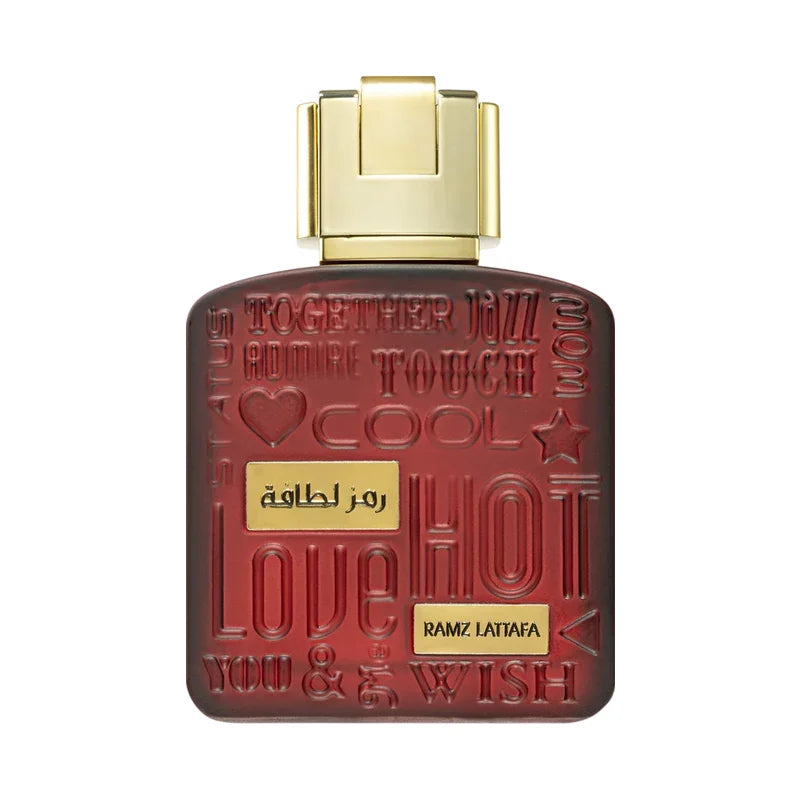 Parfum rouge avec inscriptions 'LOVE', 'HOT', et 'COOL', bouchon doré élégant