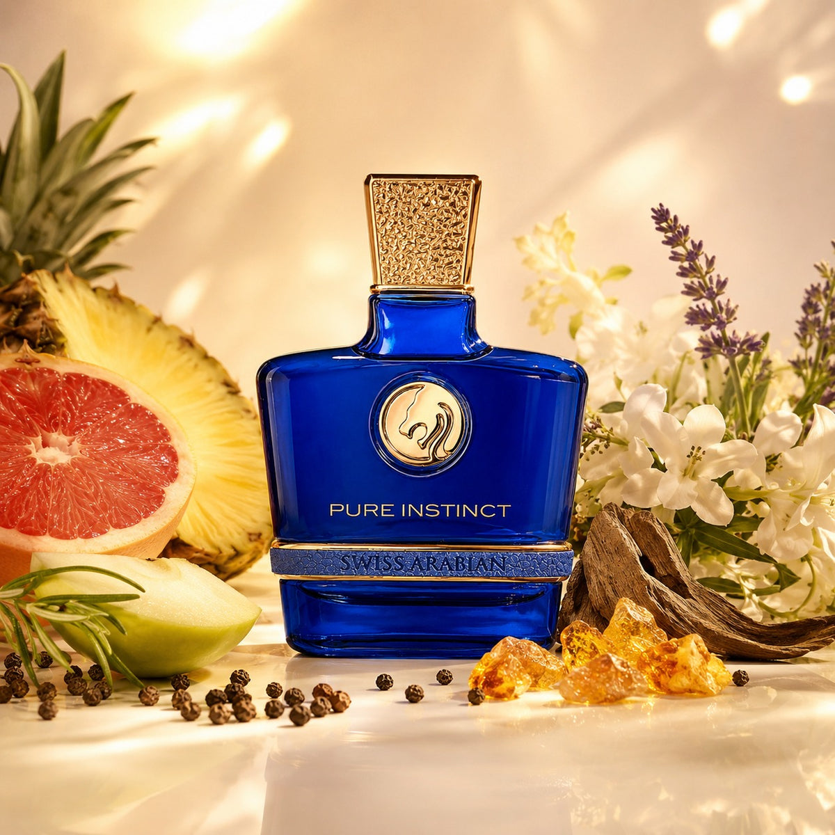 ARVOLA_SHOWCASE — Pure Instinct, photo artistique (La fragrance s’ouvre sur une envolée fraîche et vibrante où le pamplemousse, l’ananas et la pomme s’entrelacent à la vivacité du poivre et aux accents aromatiques du romarin, offrant une entrée énergique et 