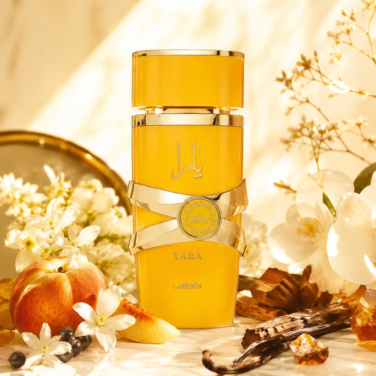 ARVOLA_SHOWCASE — Yara Tous, photo artistique (notes florales délicates, agrémentées de touches fruitées et d'un fond subtilement boisé, créant une fragrance fraîche, raffinée et parfaitement équilibrée. Ce parfum offre une diffusion douce et agréable sur la