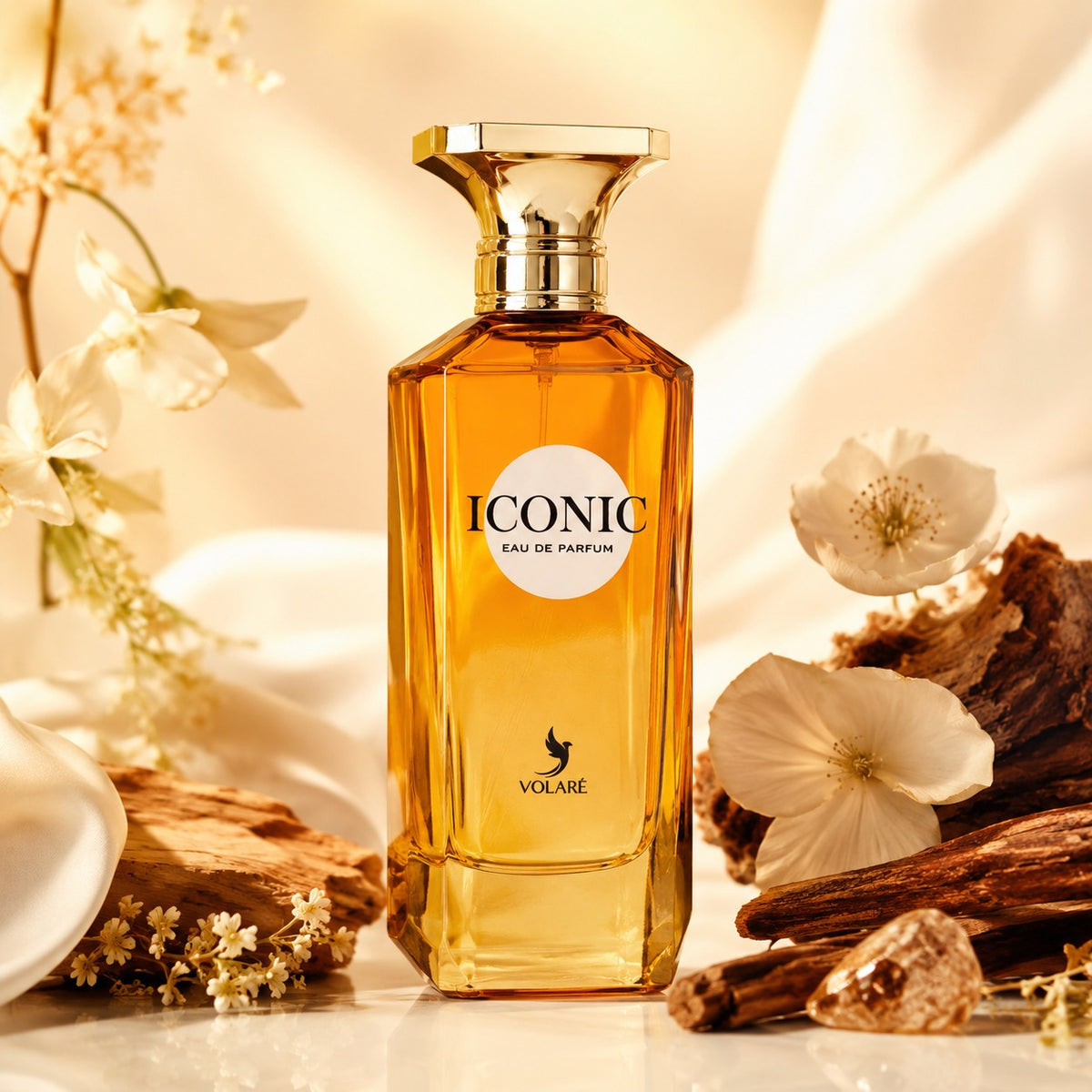 ARVOLA_SHOWCASE — Iconic, photo artistique (notes florales et boisées, créant une symphonie olfactive inoubliable. Sa fragrance débute par une note de tête fraîche et enivrante, suivie par un cœur élégamment fleuri, avant de s'estomper en une douce étreinte 