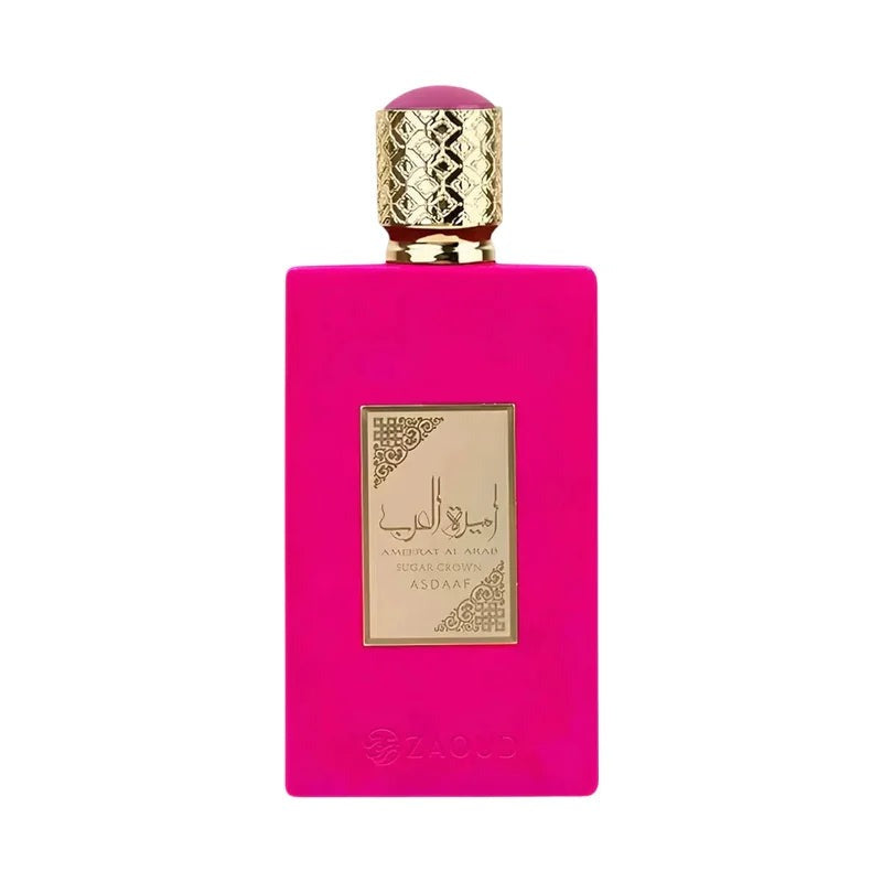 ARVOLA_SHOWCASE — Ameerat Al Arab Sugar Crown, photo artistique (Accord sucré, Notes fruitées lumineuses, Fleurs blanches, Accords floraux doux, Musc blanc, Ambre, Bois doux Profil olfactif – Ameerat Al Arab Sugar Crown Une fragrance g)