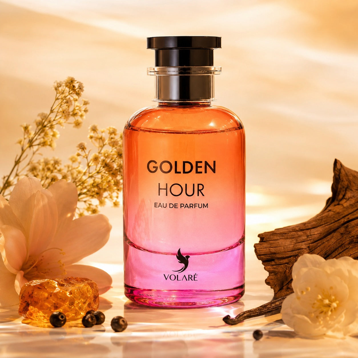 ARVOLA_SHOWCASE — Golden Hour, photo artistique (fragrance sophistiquée qui capture l'essence de la lumière dorée du crépuscule. Ce parfum enchanteur se distingue par son mélange harmonieux de notes florales délicates et de nuances sensuelles boisées, offran