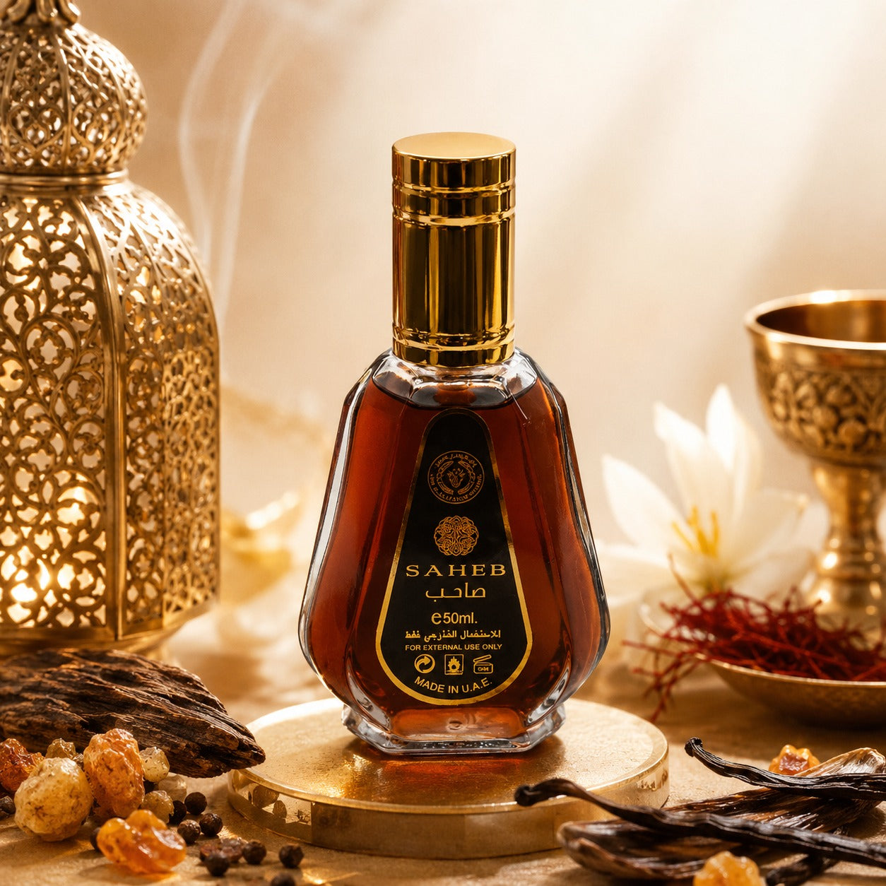 ARVOLA_SHOWCASE — Saheb, photo artistique (fragrances orientales riches et enveloppantes. Son sillage se distingue par une présence élégante, mêlant chaleur, profondeur et une touche de raffinement, idéale pour accompagner aussi bien le quotidien que les occ