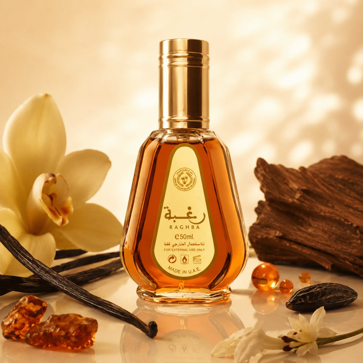 ARVOLA_SHOWCASE — Raghba, photo artistique (fragrance orientale à la fois chaleureuse et enveloppante. Sa composition met en valeur des accords ambrés et vanillés, rehaussés par des facettes boisées, pour un sillage sensuel et élégant, idéal au quotidien com
