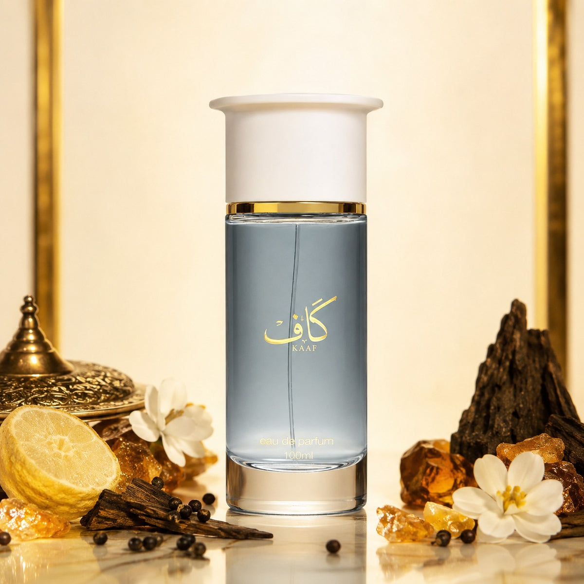 ARVOLA_SHOWCASE — Kaaf, photo artistique (fragrance qui vous transporte dans un univers de sophistication et de mystère. Ce parfum, présenté dans un flacon de 100 ml, incarne l'élégance et la tradition de la parfumerie orientale, offrant un mélange exquis de