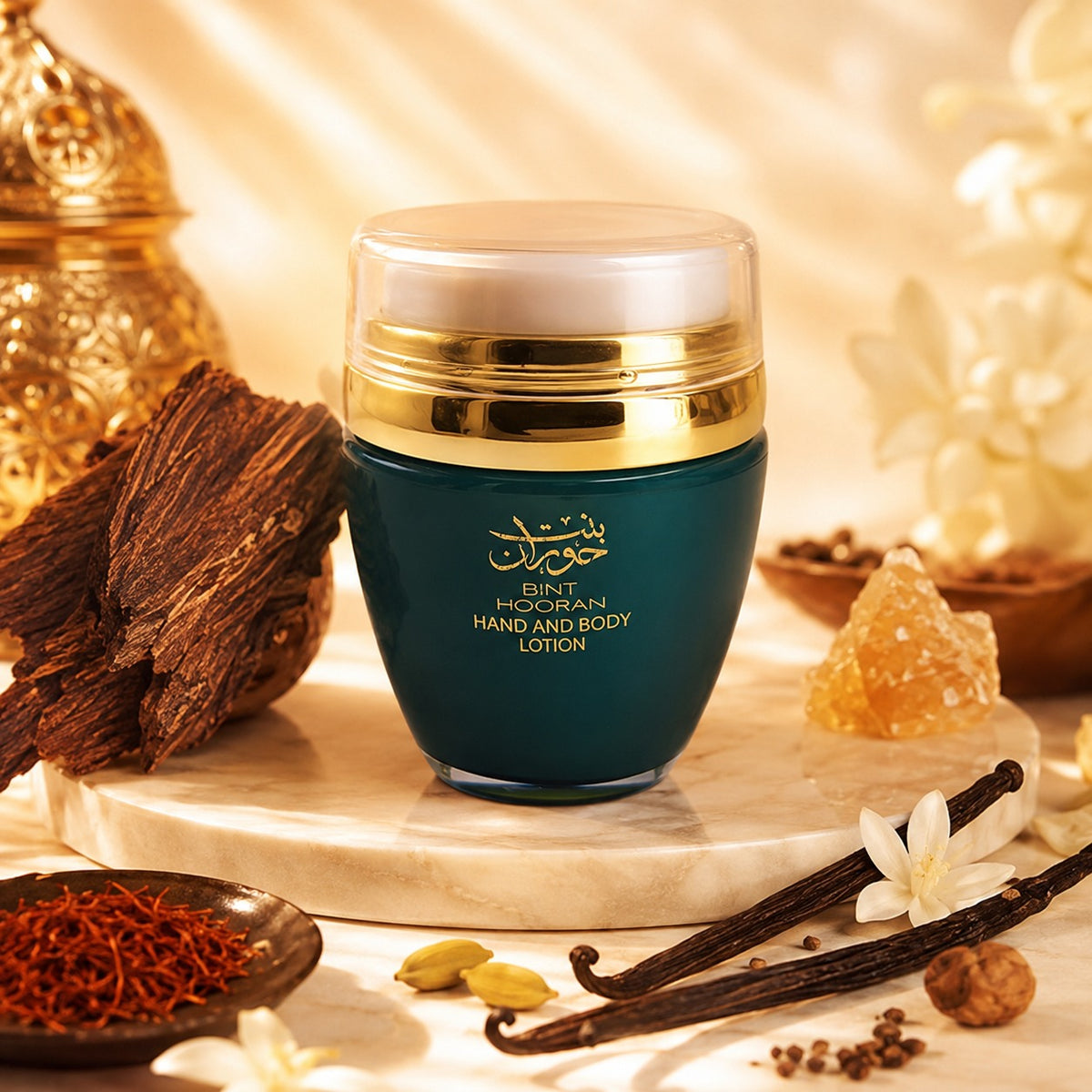 ARVOLA_SHOWCASE — Bint Hooran Lotion, photo artistique (notes chaudes et raffinées inspirées de la parfumerie du Moyen-Orient. Pratique à emporter, ce format convient parfaitement aux retouches dans la journée ou aux voyages. Appliquez une petite quantité su