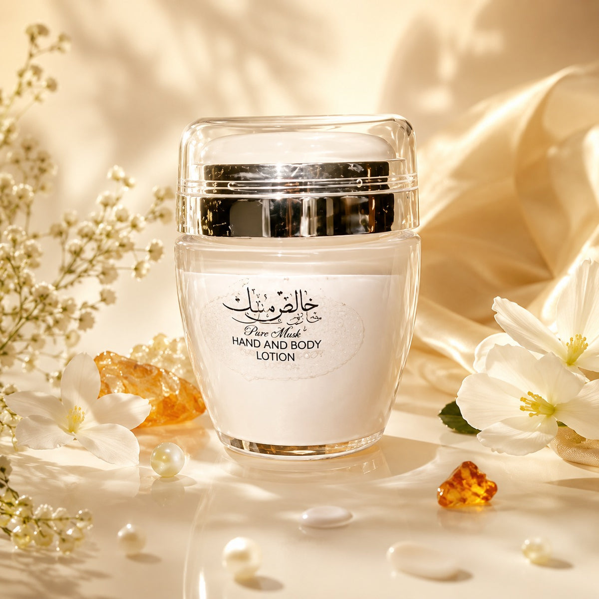 ARVOLA_SHOWCASE — Pure Musk Lotion, photo artistique (La lotion Pure Musk d’ARD AL ZAAFRAN enveloppe la peau d’un voile de douceur au sillage musqué, propre et réconfortant. Sa texture légère s’applique facilement, pénètre rapidement et aide à maintenir l’hy