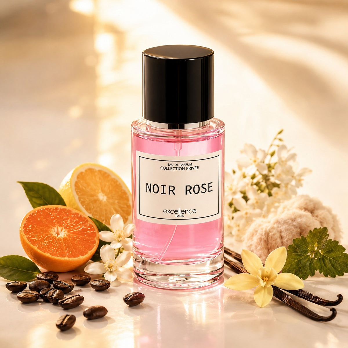 ARVOLA_SHOWCASE — Noir Rose White, photo artistique (NOIR ROSE est une fragrance intense et contrastée, où la profondeur gourmande rencontre l’élégance florale. L’ouverture marie la richesse du café à la fraîcheur vibrante des agrumes, créant une première im