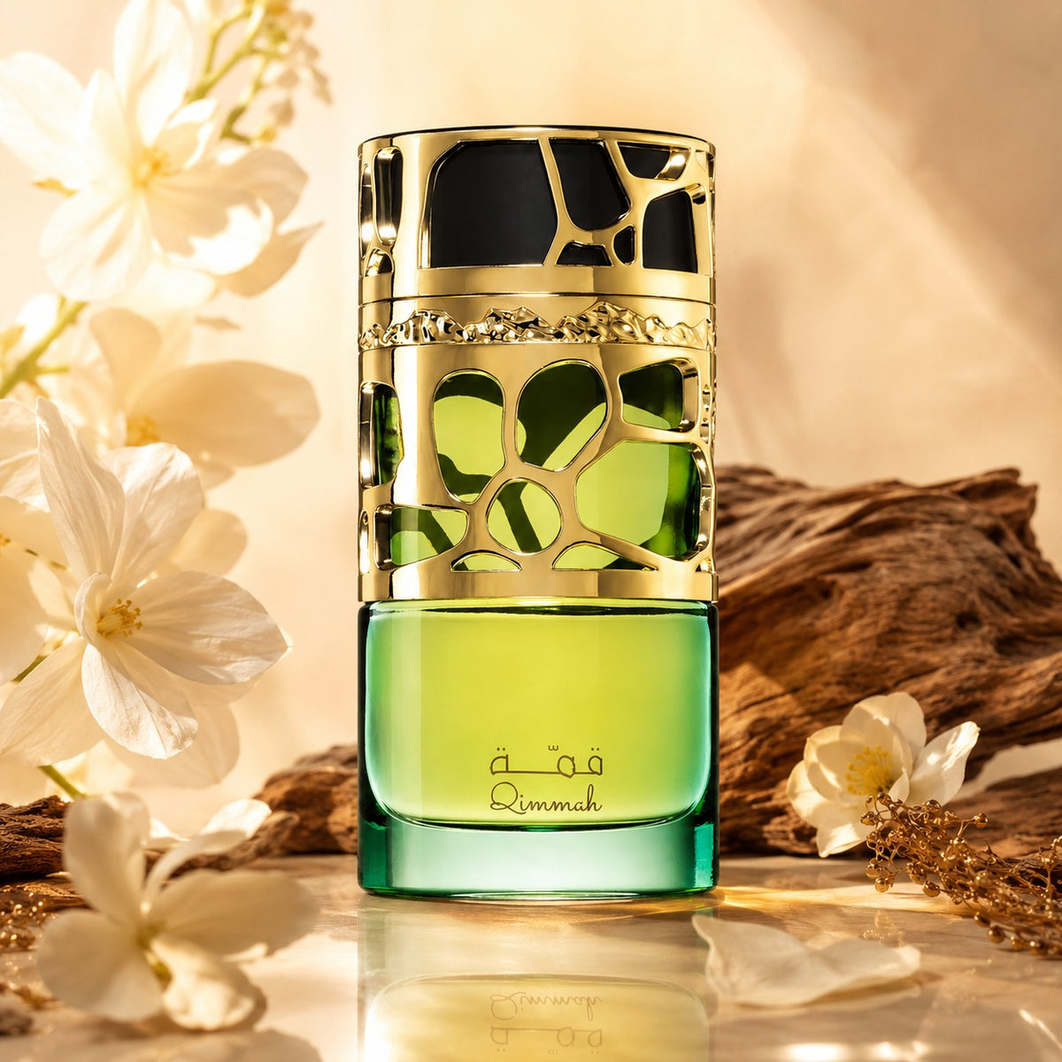 ARVOLA_SHOWCASE — Qimmah For Women, photo artistique (fragrance raffinée qui incarne la sophistication et la féminité. Présenté dans un flacon de 100 ml, ce parfum est un mélange intrigant de notes florales et boisées, créant un sillage envoûtant et durable.