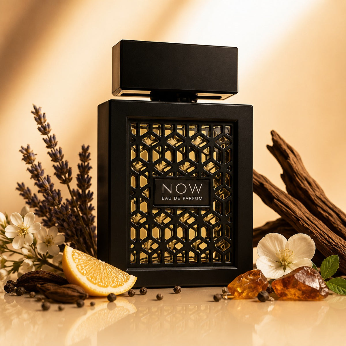 ARVOLA_SHOWCASE — Now Black, photo artistique (Now Black – RAVE est une eau de parfum en spray de 100 ml, pensée pour celles et ceux qui recherchent une signature olfactive affirmée et moderne. Sa composition offre une tenue appréciable et une diffusion équi
