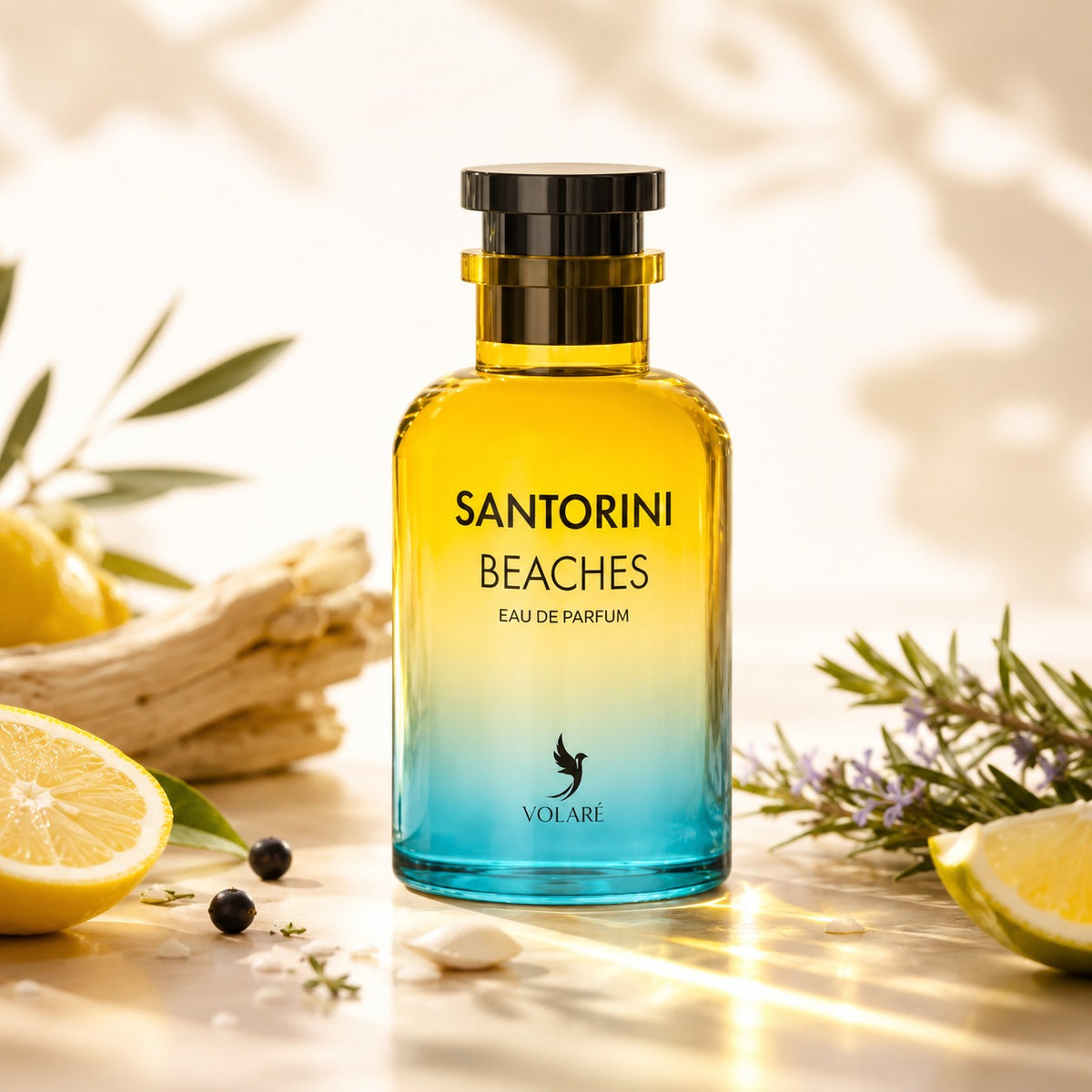 ARVOLA_SHOWCASE — Santorini Beaches, photo artistique (Santorini Beaches de Volare est une eau de parfum pour homme conçue pour accompagner le quotidien avec élégance et caractère. Son profil olfactif, à la fois moderne et affirmé, apporte une sensation de f