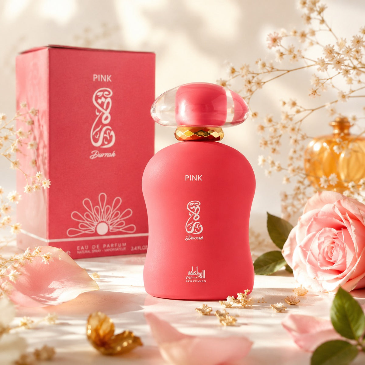ARVOLA_SHOWCASE — Cotton Rose, photo artistique (fragrance convient aussi bien à une utilisation de jour qu’en soirée, et s’accorde parfaitement aux saisons douces comme aux jours plus frais grâce à son caractère enveloppant. Vaporisez sur les points de puls