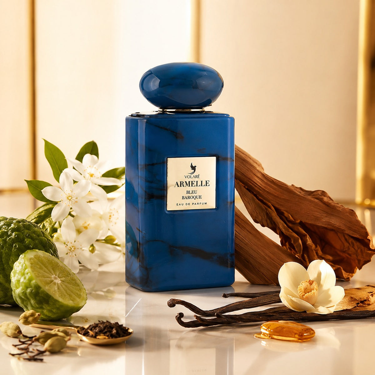 ARVOLA_SHOWCASE — Armelle Bleu Baroque, photo artistique (Accord thé, essence de bergamote, essence de cardamome Notes du cœur : Absolue de jasmin, , Essence de santal, accord de tabac miellé, vanille)