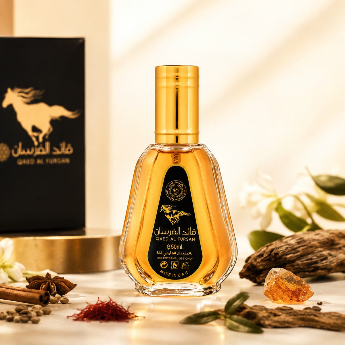 ARVOLA_SHOWCASE — Qaed Al Fursan, photo artistique (fragrance orientale au caractère affirmé, pensée pour celles et ceux qui recherchent un parfum expressif, élégant et durable au quotidien. Sa signature olfactive marie des notes chaleureuses et sensuelles, 