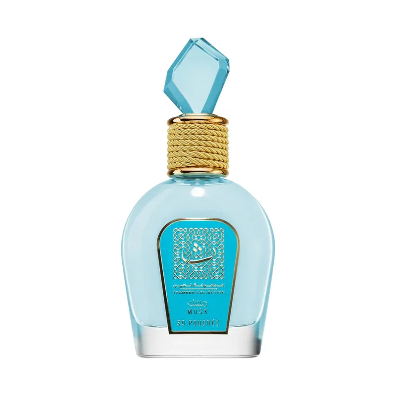 Flacon de parfum bleu clair avec bouchon cristal et détails dorés, Musk So Poudrée