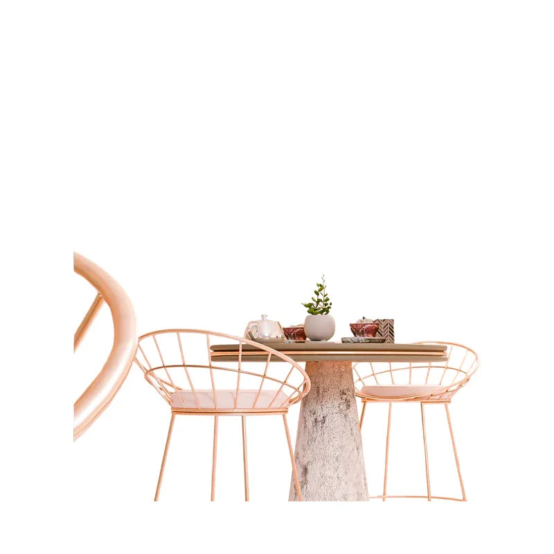 Table et chaises design en métal doré avec décoration minimaliste pour intérieur élégant