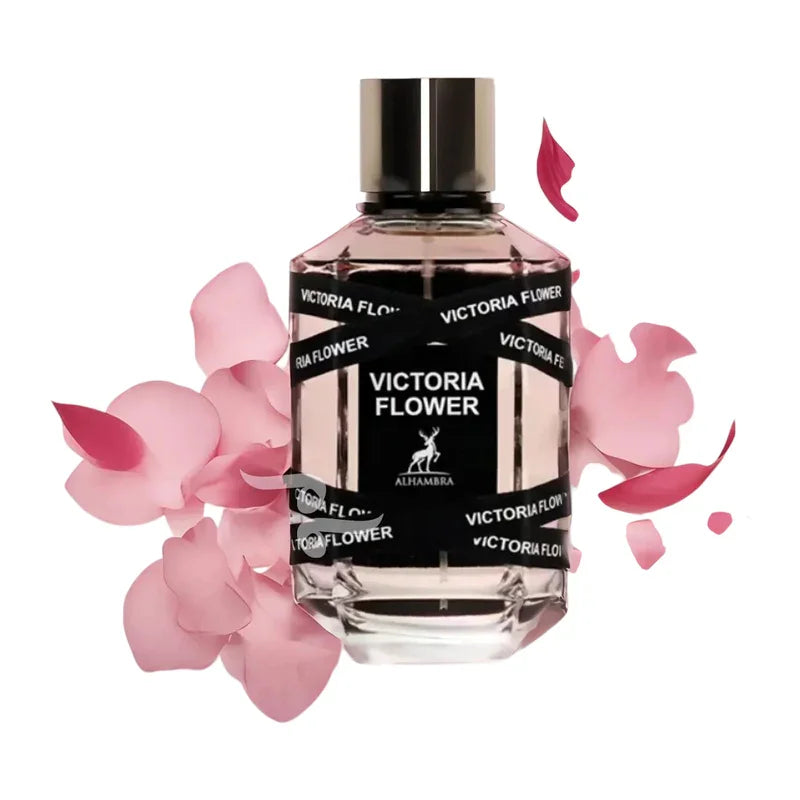Parfum Victoria Flower Alhambra dans un flacon élégant entouré de pétales de fleurs roses
